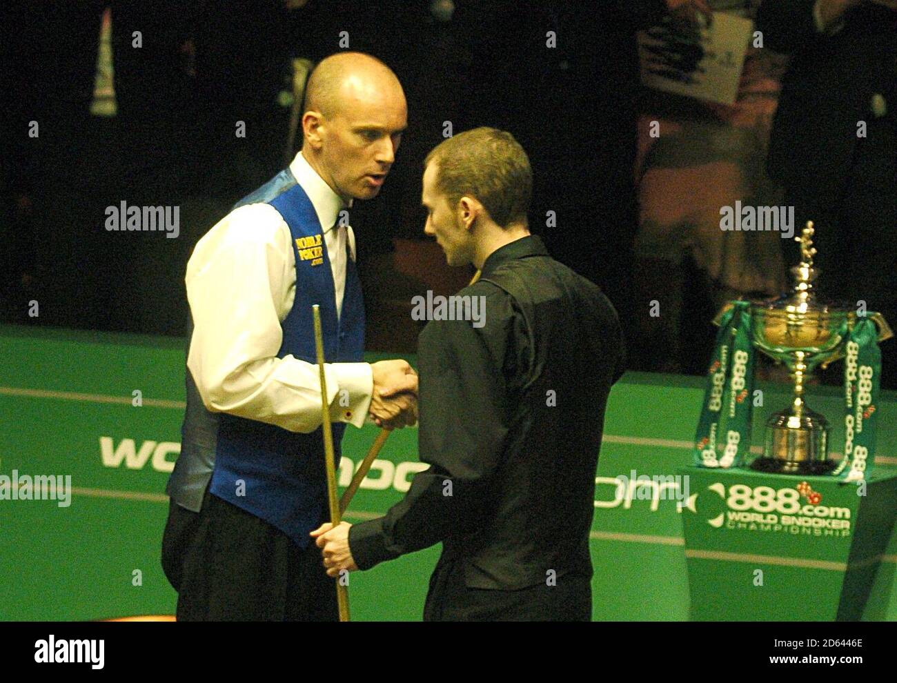 Peter Ebdon scuote le mani con Graeme Dottt dopo il mondo Finale dei Campionati di snooker Foto Stock