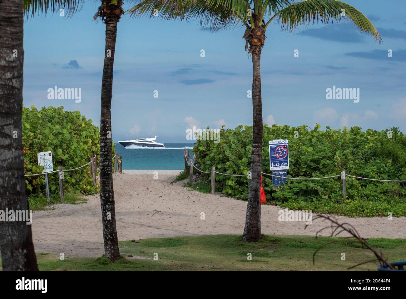 barca a vela nella spiaggia nord di miami con acqua di colore turchese Foto Stock