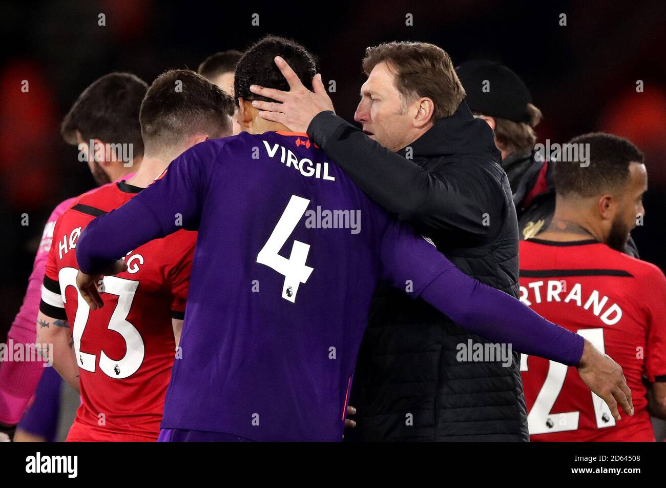 Ralph Hasenhuttl, direttore di Southampton (a destra), con Virgil van Dijk di Liverpool (a sinistra) dopo il fischio finale Foto Stock