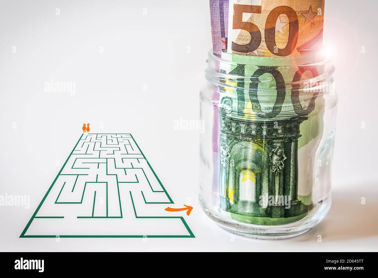 Uomo e donna cercando il percorso verso un vaso di vetro Contenenti banconote in euro Foto Stock