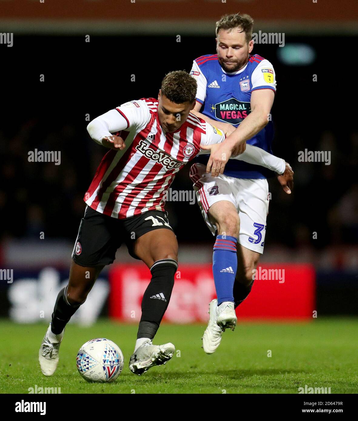 Ollie Watkins di Brentford in azione con il giudice Alan di Ipswich Town Foto Stock