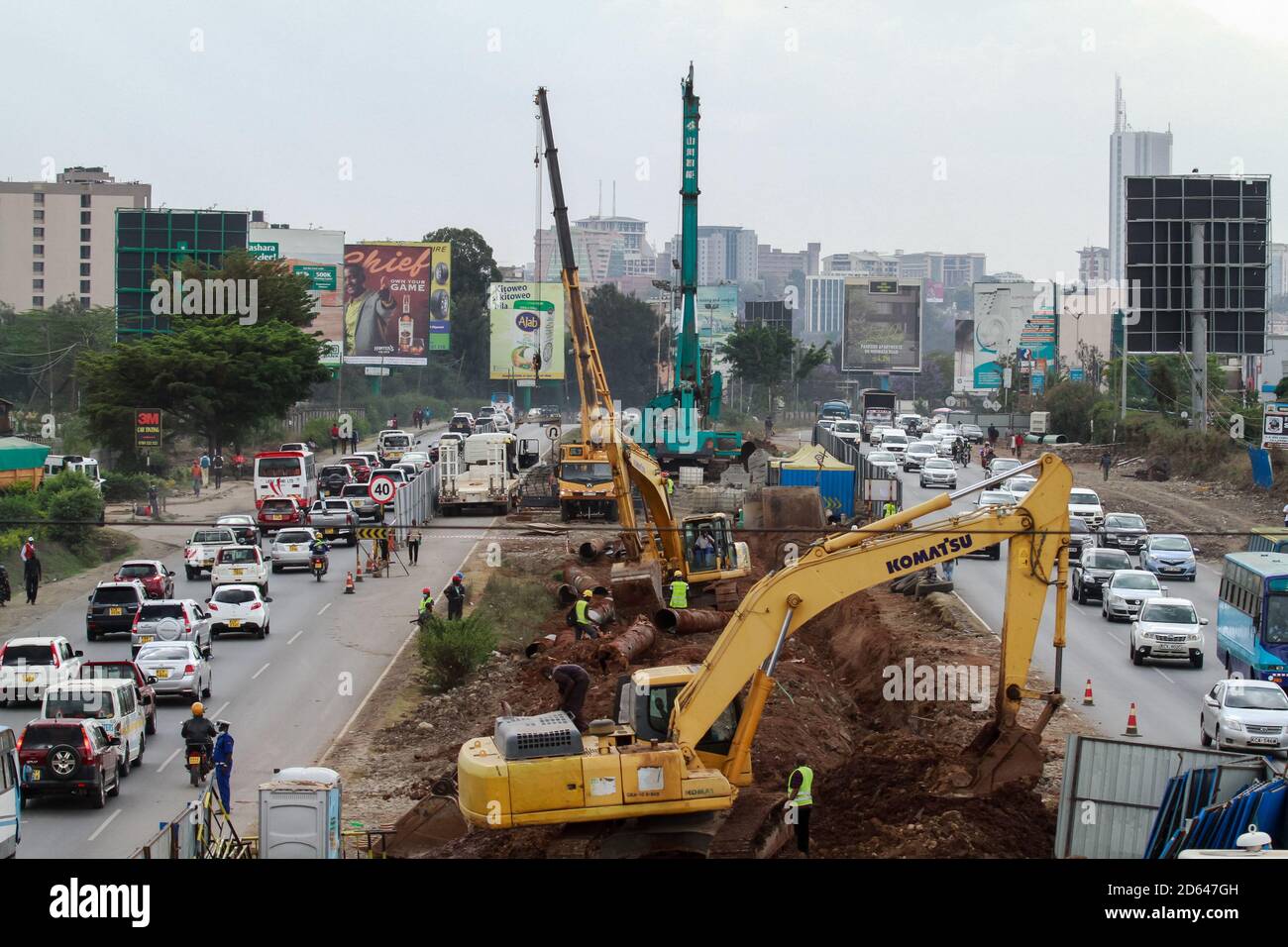 Una panoramica del flusso di traffico e la costruzione sulla Sezione 2 del progetto Nairobi Expressway lungo Mombasa Road.The governo del Kenya sta costruendo la Nairobi Expressway, una strada a pedaggio di 27.1 km di lunghezza destinata a decongestionare Nairobi fornendo un trasporto più veloce e affidabile. La superstrada vale circa 505.5 milioni di dollari e dovrebbe essere completata nel 2022, essendo finanziata dalla Cina nel quadro di un partenariato pubblico-privato (PPP) e costruita dagli appaltatori cinesi, China Road and Bridge Corporation (CRBC). Foto Stock