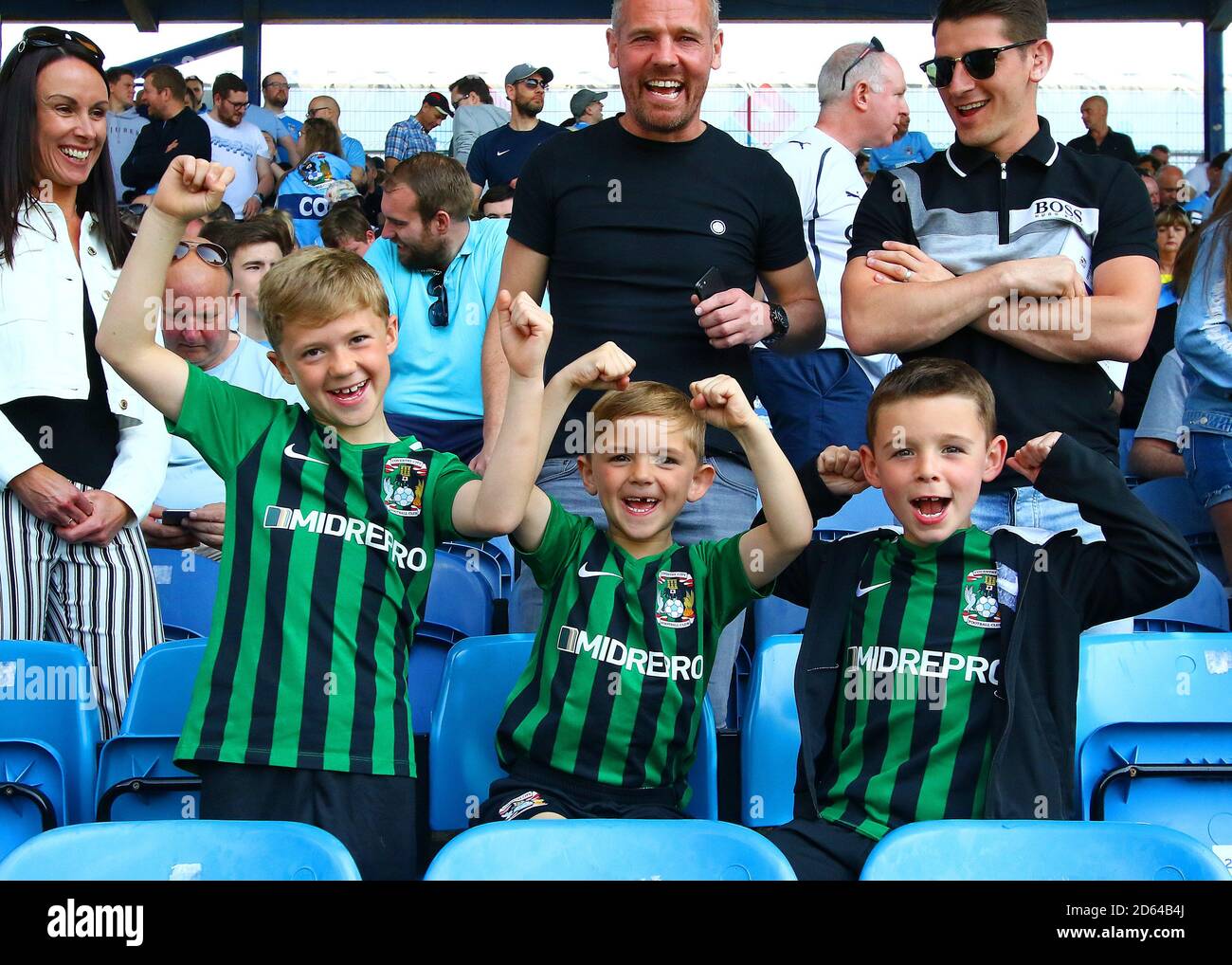 I giovani fan di Coventry City danno un'allegria a metà tempo Foto Stock