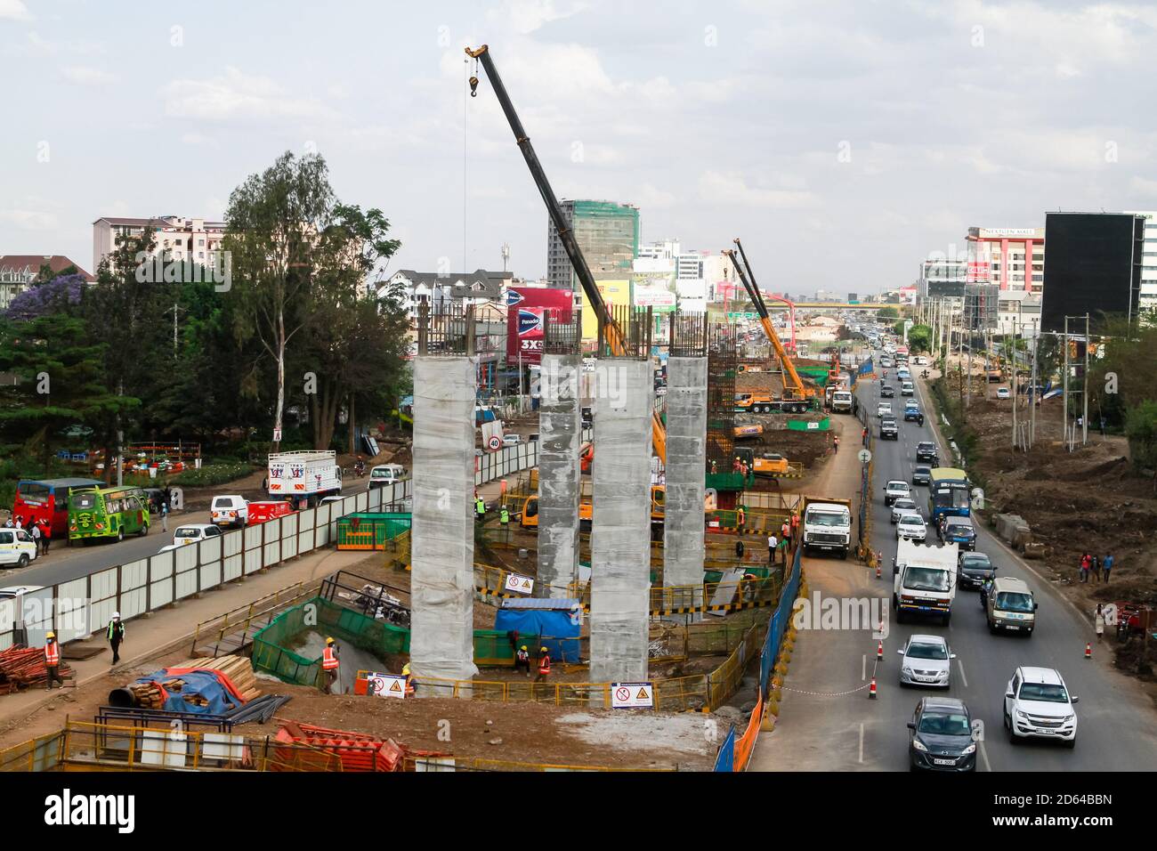 Nairobi, Kenya. 13 ottobre 2020. Flusso di traffico e costruzione in una sezione 2 del progetto di Nairobi Expressway lungo Mombasa Road.The governo del Kenya sta costruendo la Nairobi Expressway, una strada a pedaggio di 27.1 km di lunghezza destinata a de-congest Nairobi fornendo un trasporto più veloce e affidabile. La superstrada vale circa 505.5 milioni di dollari e dovrebbe essere completata nel 2022, è stata finanziata dalla Cina nel quadro di un partenariato pubblico-privato (PPP) e costruita dagli appaltatori cinesi, China Road and Bridge Corporation Credit: Boniface Muthoni/SOPA Images/ZUMA Wire/Alamy Live News Foto Stock