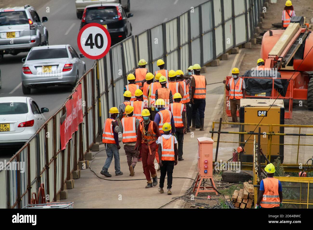 Nairobi, Kenya. 13 ottobre 2020. Lavoratori edili in una sezione 2 del progetto Nairobi Expressway lungo Mombasa Road.The governo del Kenya sta costruendo la Nairobi Expressway, una strada a pedaggio di 27.1 km di lunghezza destinata a de-congest Nairobi fornendo un trasporto più veloce e affidabile. La superstrada vale circa 505.5 milioni di dollari e dovrebbe essere completata nel 2022, è stata finanziata dalla Cina nel quadro di un partenariato pubblico-privato (PPP) e costruita dagli appaltatori cinesi, China Road and Bridge Corporation Credit: Boniface Muthoni/SOPA Images/ZUMA Wire/Alamy Live News Foto Stock