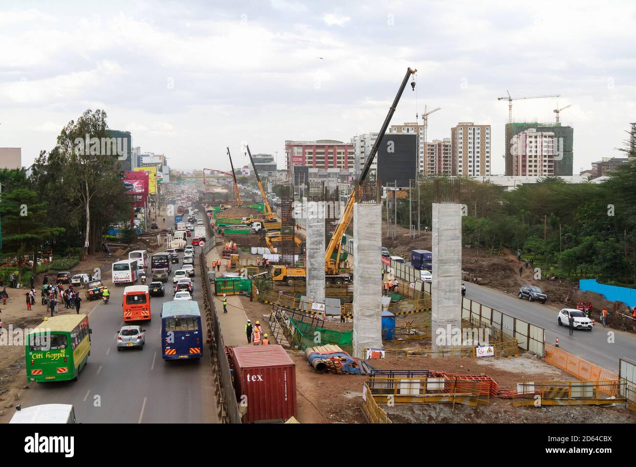 Nairobi, Kenya. 13 ottobre 2020. Una visione generale del flusso di traffico e la costruzione su una sezione 2 del progetto della superstrada di Nairobi lungo la strada di Mombasa. Il governo del Kenya sta costruendo la superstrada di Nairobi, una strada a pedaggio lunga 27.1 km destinata a decongest Nairobi fornendo un trasporto più veloce e affidabile. La superstrada vale circa 505.5 milioni di dollari e dovrebbe essere completata nel 2022, essendo finanziata dalla Cina nel quadro di una partnership pubblico-privato (PPP) e costruita dagli appaltatori cinesi, China Road and Bridge Corporation (Credit Image: © Boniface Muthoni/SOPA Images via Z Foto Stock