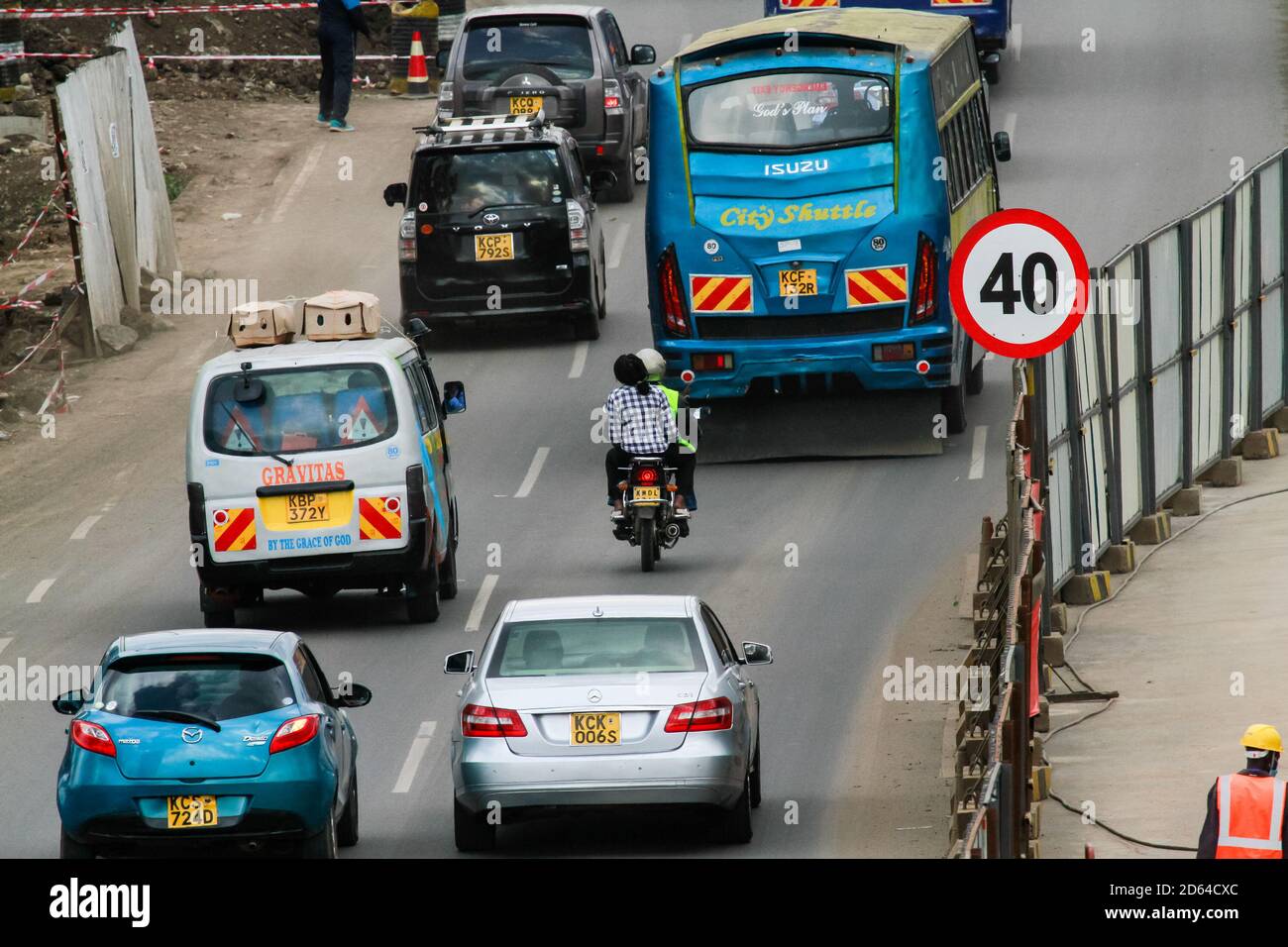 Nairobi, Kenya. 13 ottobre 2020. Una visione del flusso di traffico e la costruzione sulla Sezione 2 del progetto Nairobi Expressway lungo Mombasa Road.The governo del Kenya sta costruendo la Nairobi Expressway, una strada a pedaggio di 27.1 km di lunghezza destinata a decongest Nairobi fornendo un trasporto più veloce e affidabile. La superstrada vale circa 505.5 milioni di dollari e dovrebbe essere completata nel 2022, è stata finanziata dalla Cina nel quadro di un partenariato pubblico-privato (PPP) e costruita dagli appaltatori cinesi, China Road and Bridge Corporation Credit: Boniface Muthoni/SOPA Images/ZUMA Wire/Alamy Live News Foto Stock