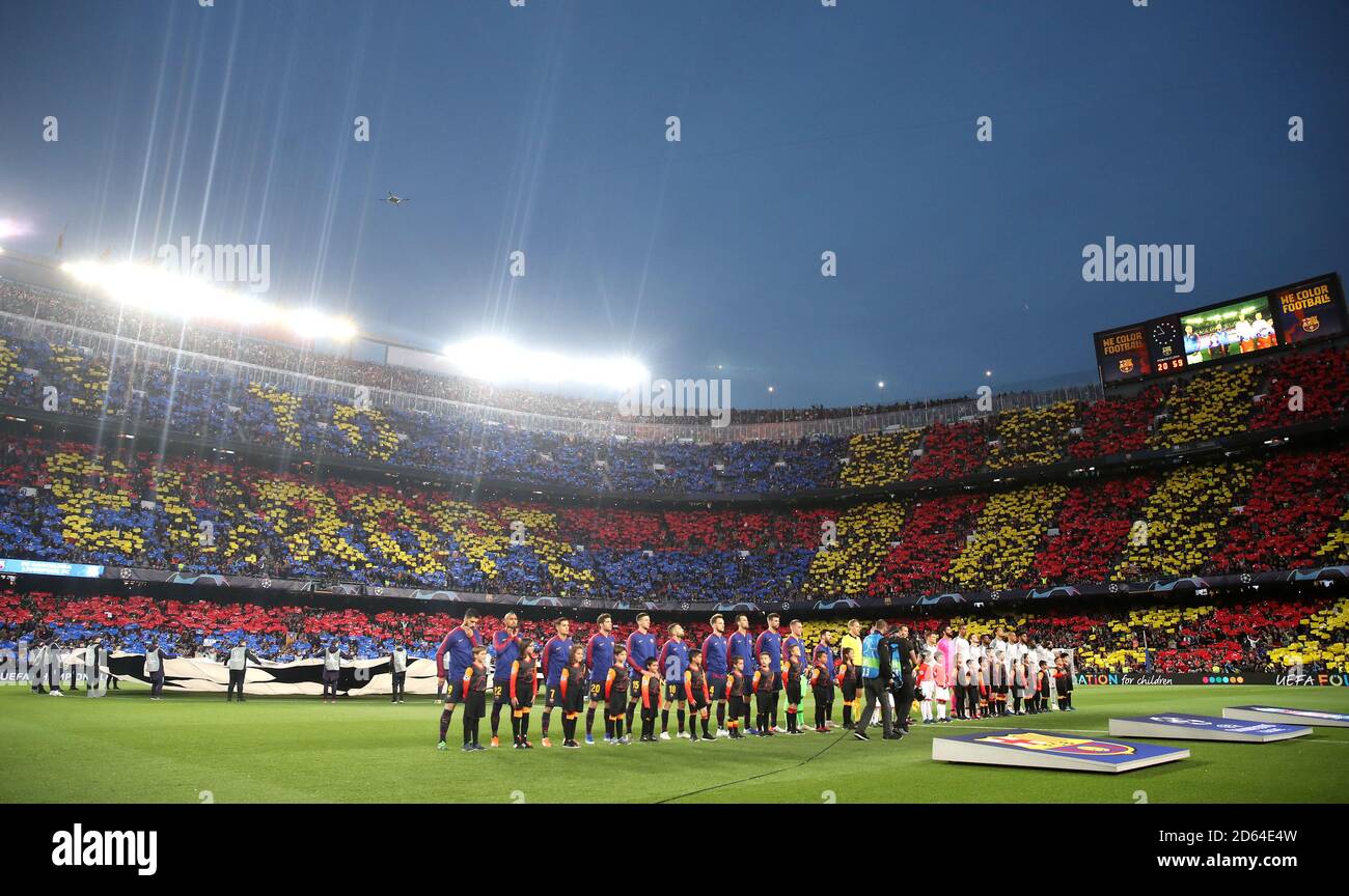 Entrambe le squadre si allineano sul campo all'inizio della partita Foto Stock