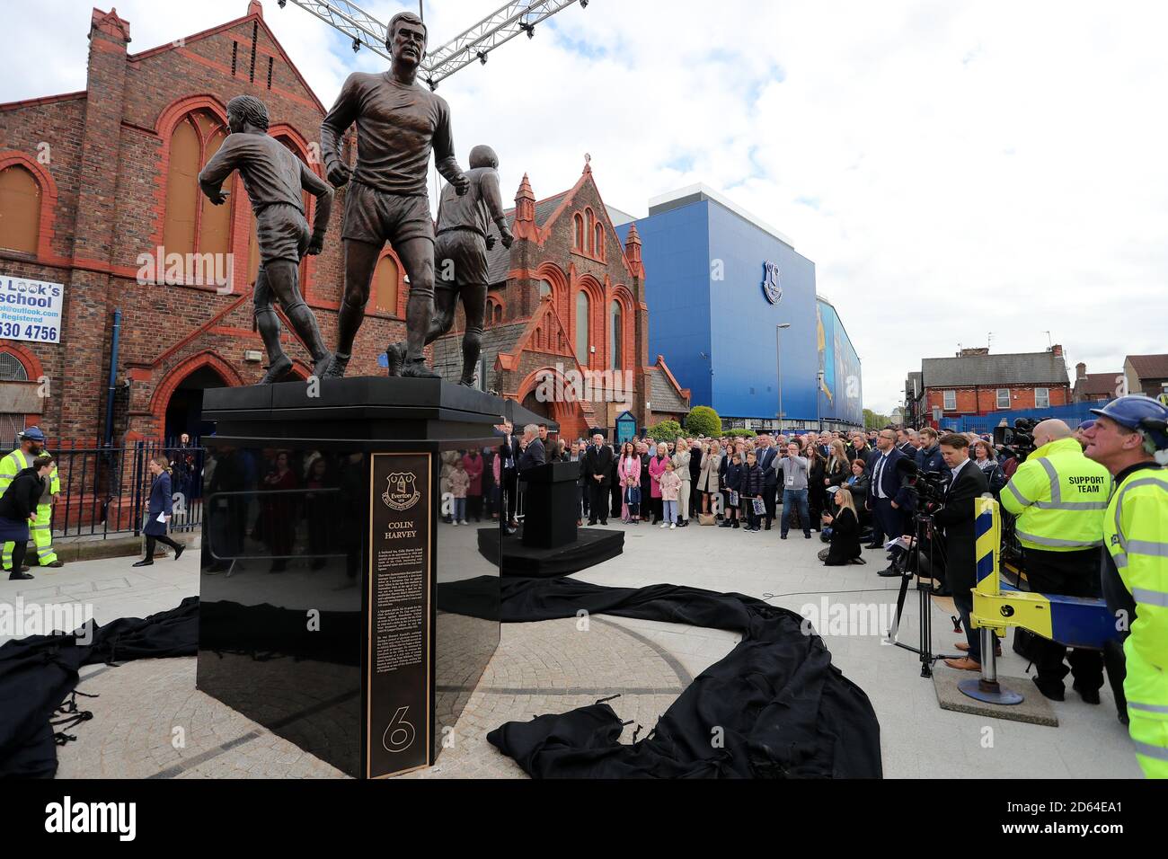 Una statua che celebra la "Santissima Trinità" di Everton, il celebre trio di Alan Ball, Howard Kendall e Colin Harvey, viene ufficialmente svelata all'esterno del Goodison Park prima dell'ultima partita in casa di Everton della stagione 2018/19. Foto Stock