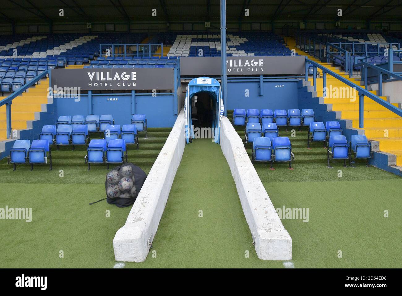 Vista generale dei dugout a Gigg Lane Foto Stock