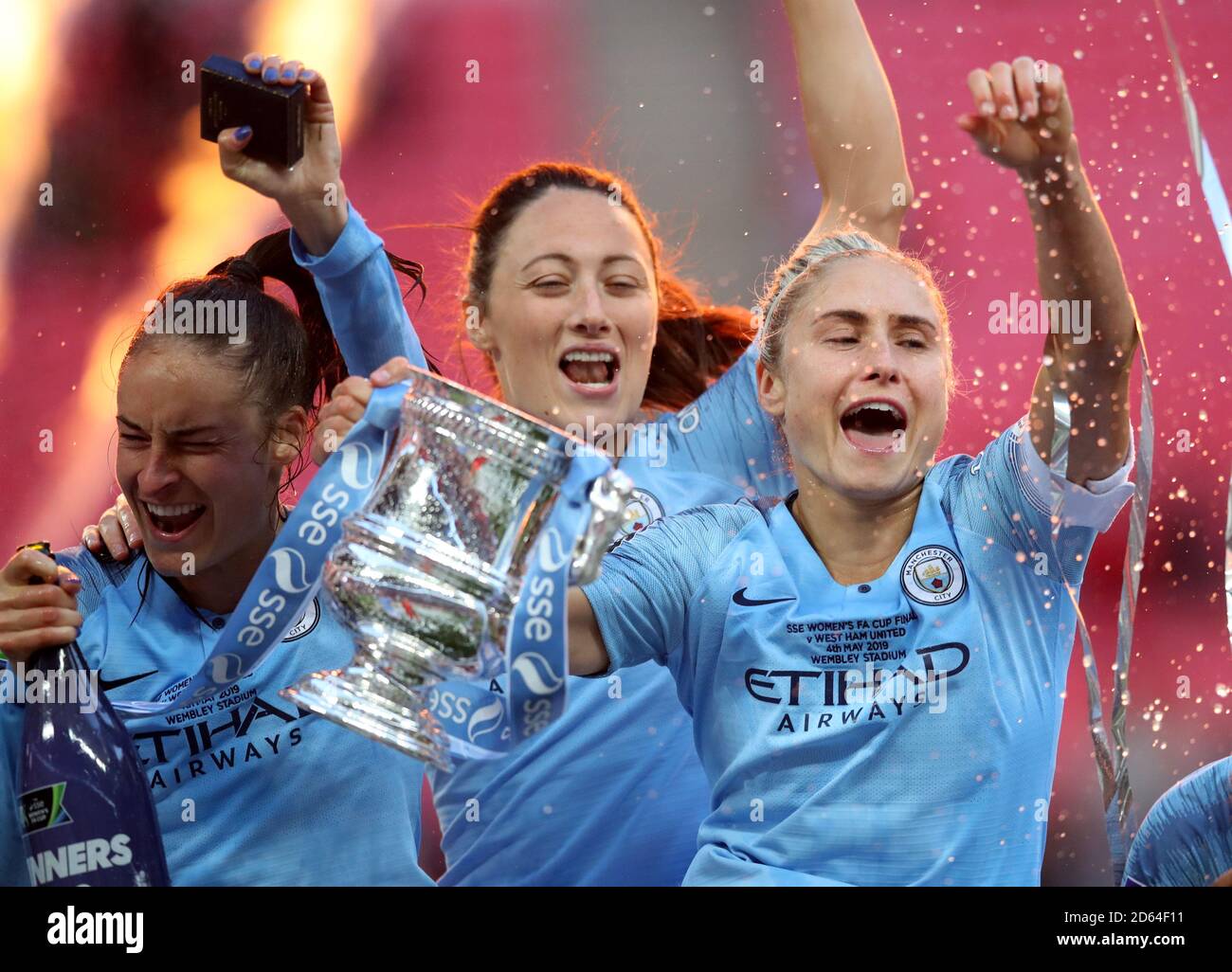 La Steph Houghton femminile di Manchester City festeggia con la fa Cup trofeo Foto Stock