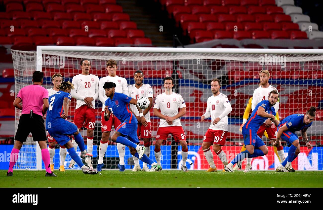 Il Reece James dell'Inghilterra spara al gol direttamente da un calcio di punizione durante la UEFA Nations League Group 2, League A match al Wembley Stadium, Londra. Foto Stock