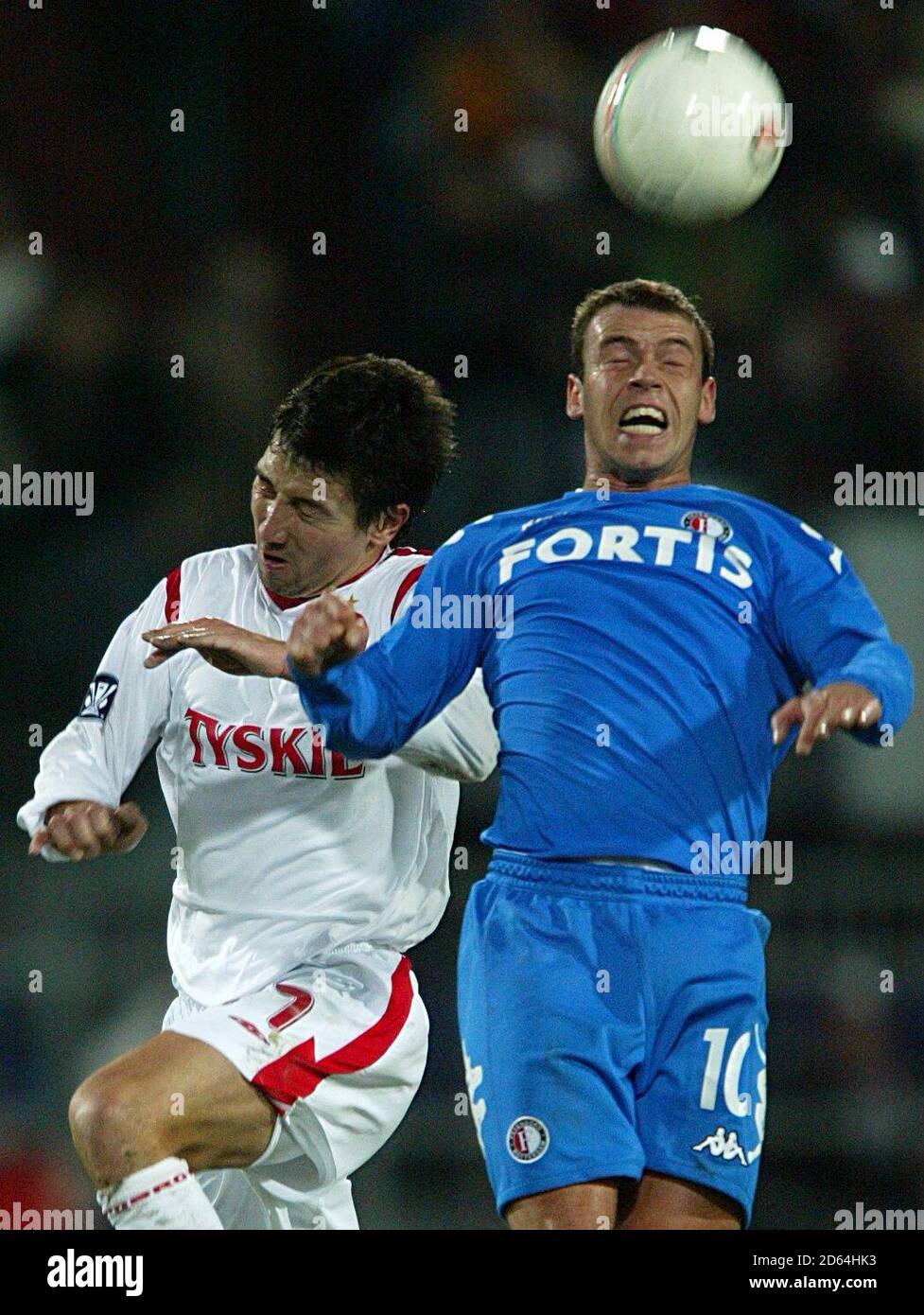 Nicky Hofs di Feyenoord (a destra) e la battaglia di Wisla Krakow Jacob Burns per la sfera Foto Stock