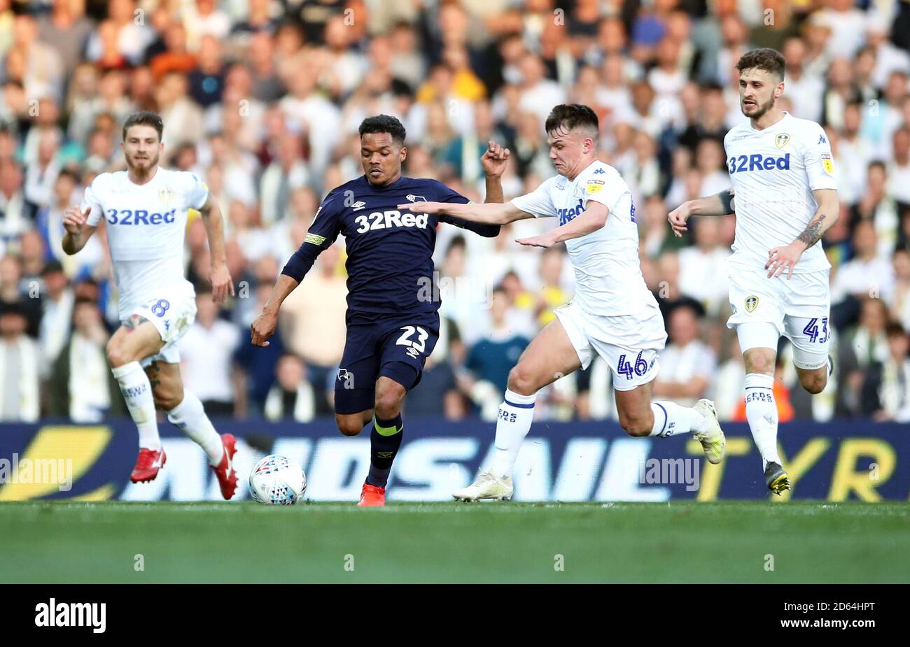 Duane Holmes (centro) della contea di Derby e Jamie Shackleton della Leeds United (centro a sinistra) battaglia per la palla Foto Stock