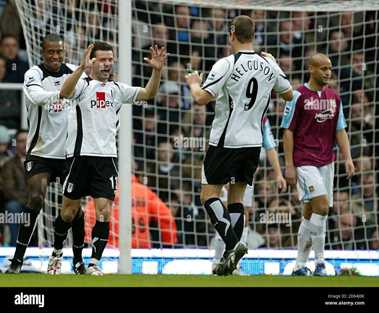 Tomasz Radzinski di Fulham apre il punteggio e celebra con la squadra accoppiamenti Foto Stock