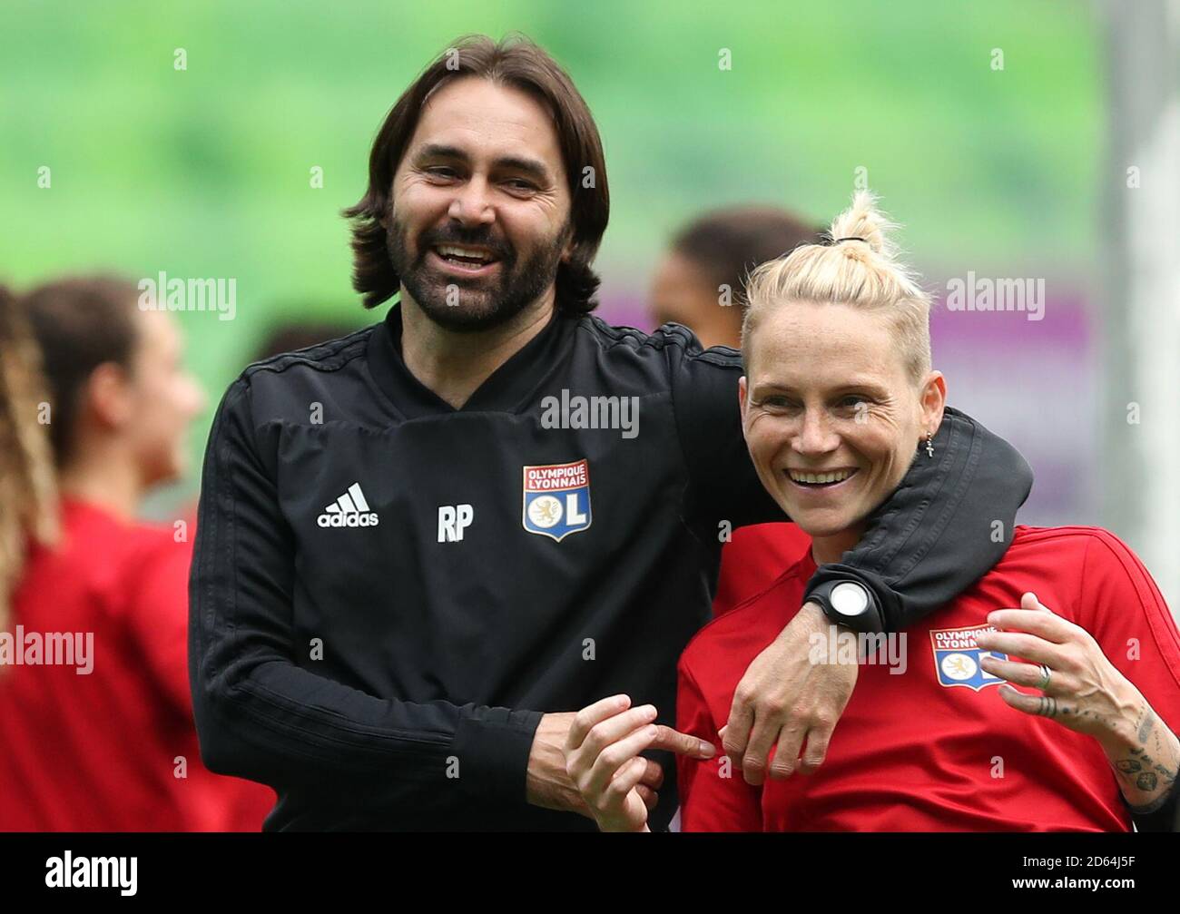 Jess Fishlock di Lione scherza con il manager Reynald Pedros durante una sessione di allenamento prima della finale della UEFA Women's Champions League alla Groupama Arena di Budapest Foto Stock