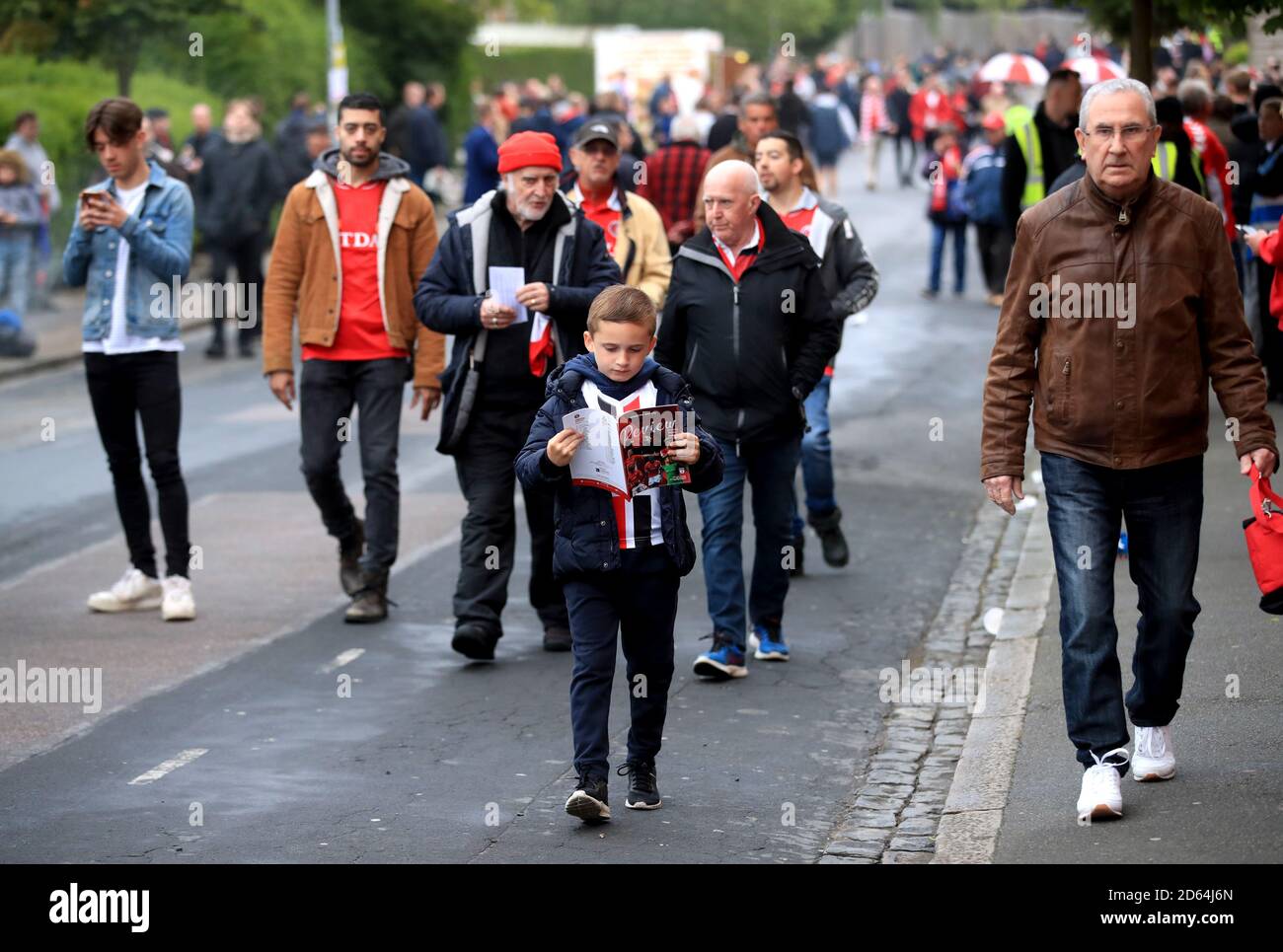 Una vista generale dei tifosi di Charlton Athletic che arrivano al stadio prima dell'inizio della partita Foto Stock