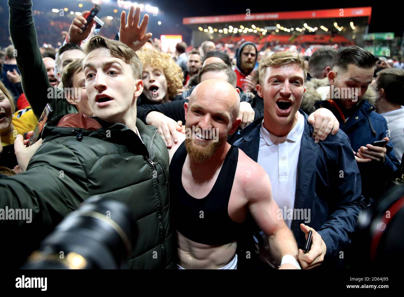 Jonathan Williams (centro) di Charlton Athletic festeggia con i fan del tono alla fine della partita Foto Stock