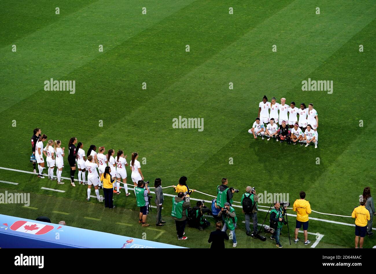 Canadeisha Buchanan, Shelina Zadorsky, Sophie Schmidt, Ashley Lawrence, Nichelle Prince, Janine Beckie, Christine Sinclair, Allysha Chapman, Stephanie Labbe, Desiree Scott e Jessie Fleming pongono una foto di squadra sul campo prima dell'inizio della partita Foto Stock