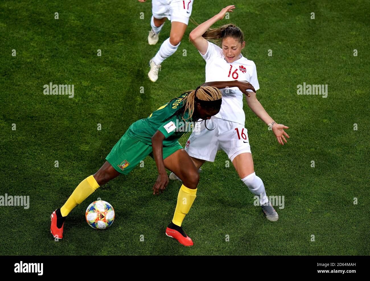 Claudine Meffometou del Camerun (a sinistra) e Janine Beckie del Canada per la battaglia la sfera Foto Stock