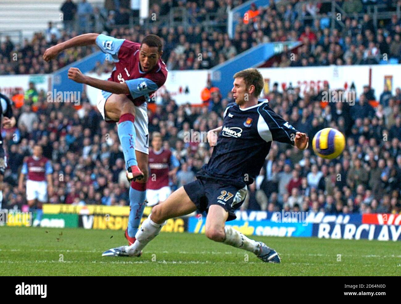 John Carew (l) di Aston Villa raggiunge l'obiettivo di apertura Foto Stock