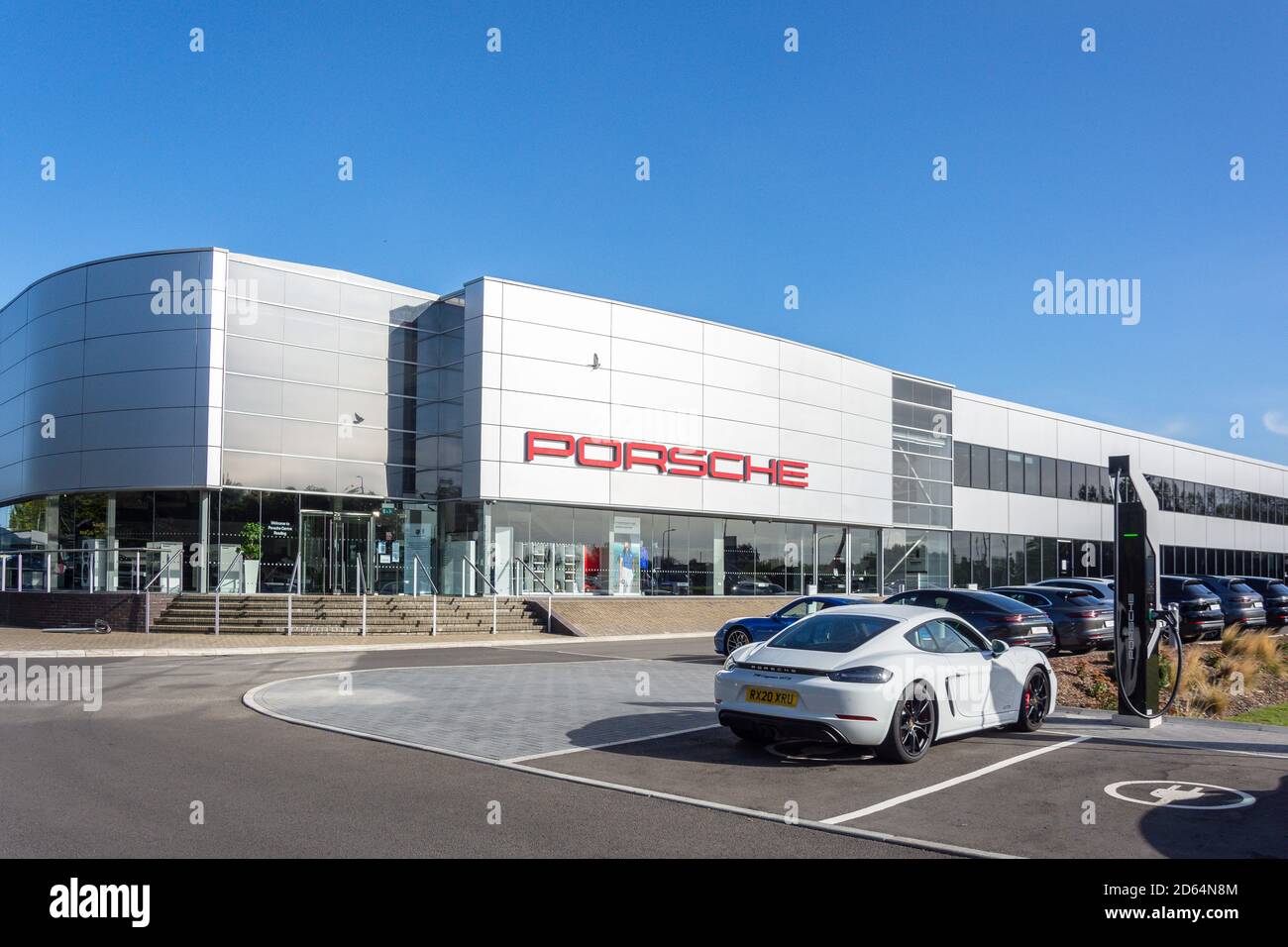 Porsche Central Reading, Bath Road, Theale, Berkshire, Inghilterra, Regno Unito Foto Stock