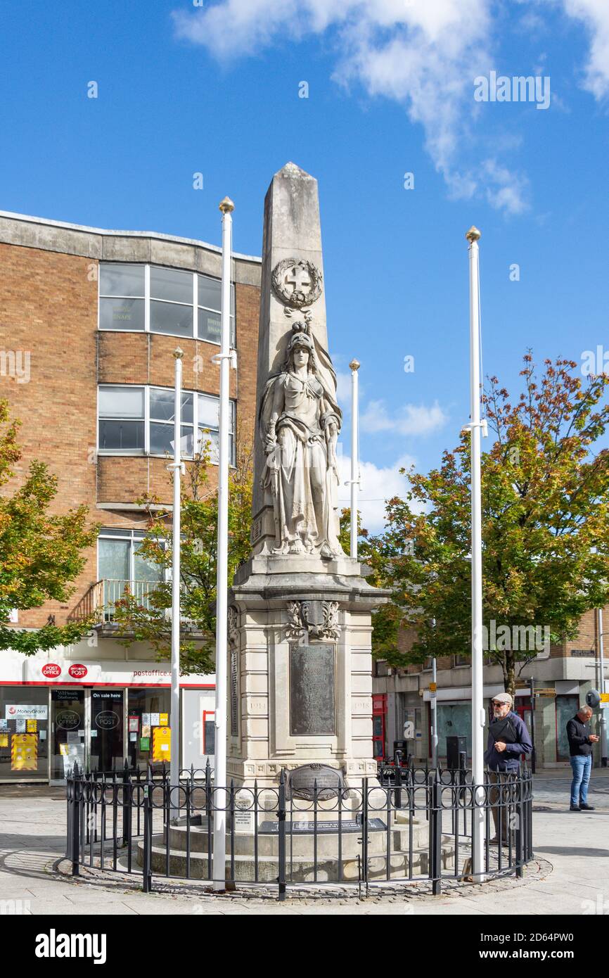 War Memorial a Dunraven Place, Bridgend (Pen-y-bont ar Ogwr), Bridgend County Borough, Galles (Cymru), Regno Unito Foto Stock