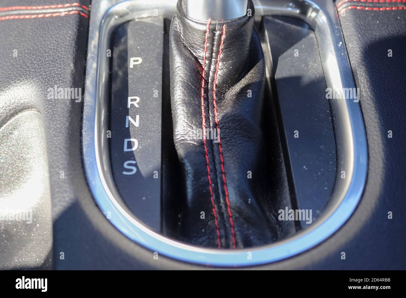 Primo piano della leva del cambio in pelle Foto Stock