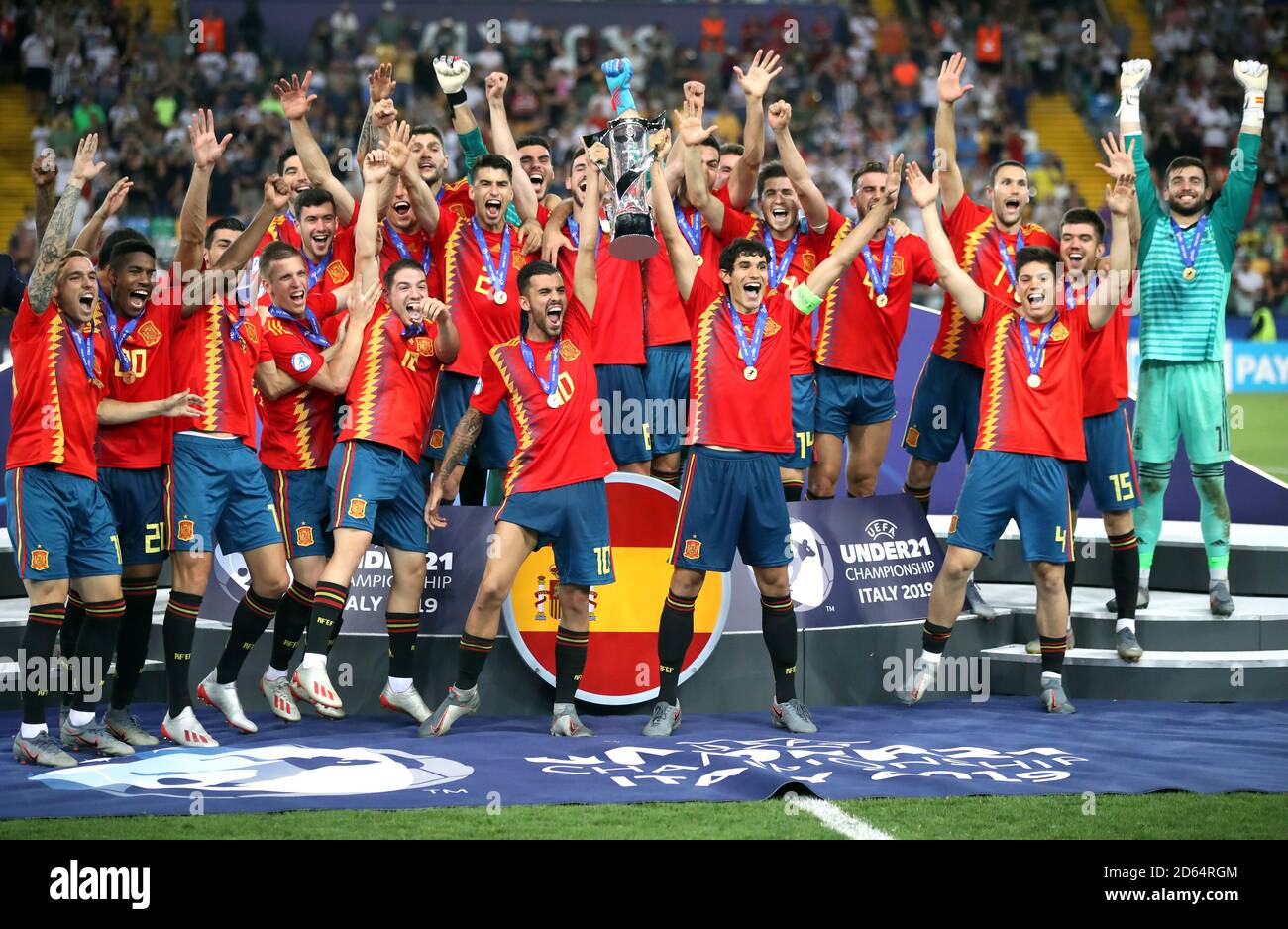 Il capitano della Spagna Jesus Vallejo (a destra) e la Spagna Dani Caballos (a sinistra) celebrano mentre alzano il trofeo dopo aver vinto la finale europea UEFA Under-21 Championship Foto Stock