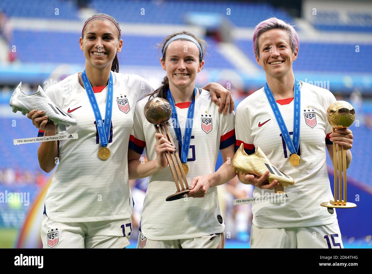 Gli USA Alex Morgan, Rose Lavelle e Megan Rapinoe (a destra) celebrano con i loro trofei dopo il fischio finale Foto Stock