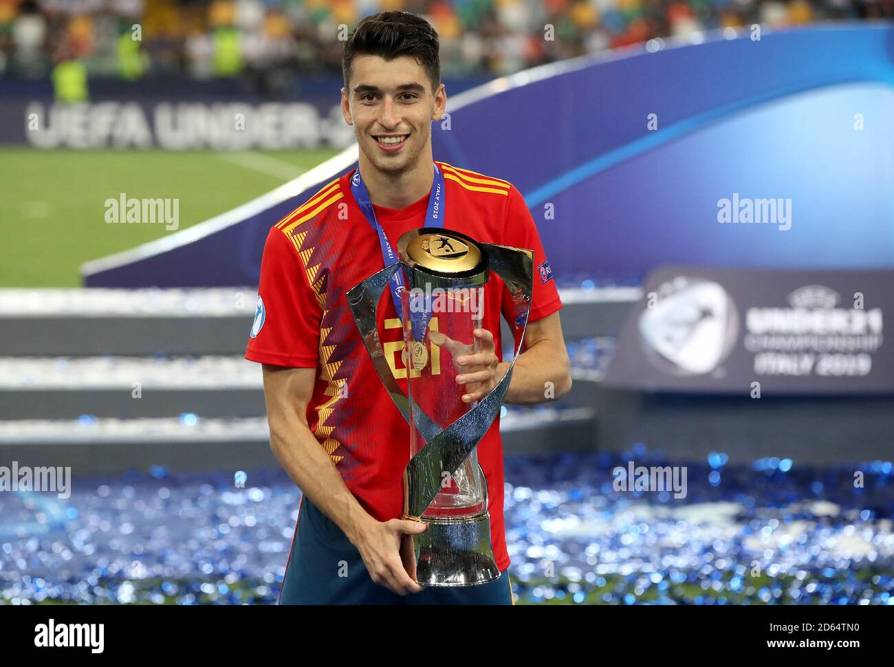 Spagna Marc Roca festeggia con il trofeo U21 dopo aver vinto la finale europea UEFA Under-21 Championship Foto Stock