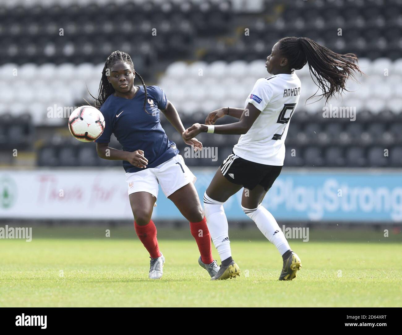La Francia è Sandy Baltimore e la Germania Lara Schmidt in azione Foto Stock