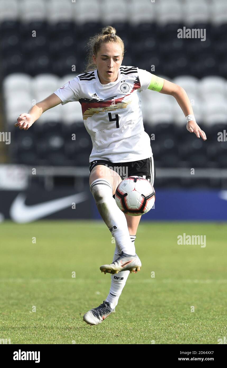 Sophia Kleinherne in azione in Germania durante il Campionato UEFA Under 19 - finale. Foto Stock
