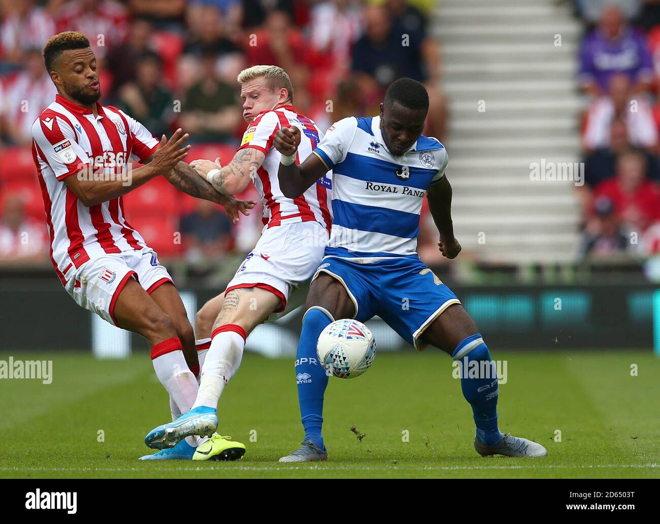 I cugini Jordan di Stoke City (a sinistra) e James McClean di Stoke City si battaglie per la palla con il brillante Osayi-Samuel dei Queens Park Rangers (a destra) Foto Stock