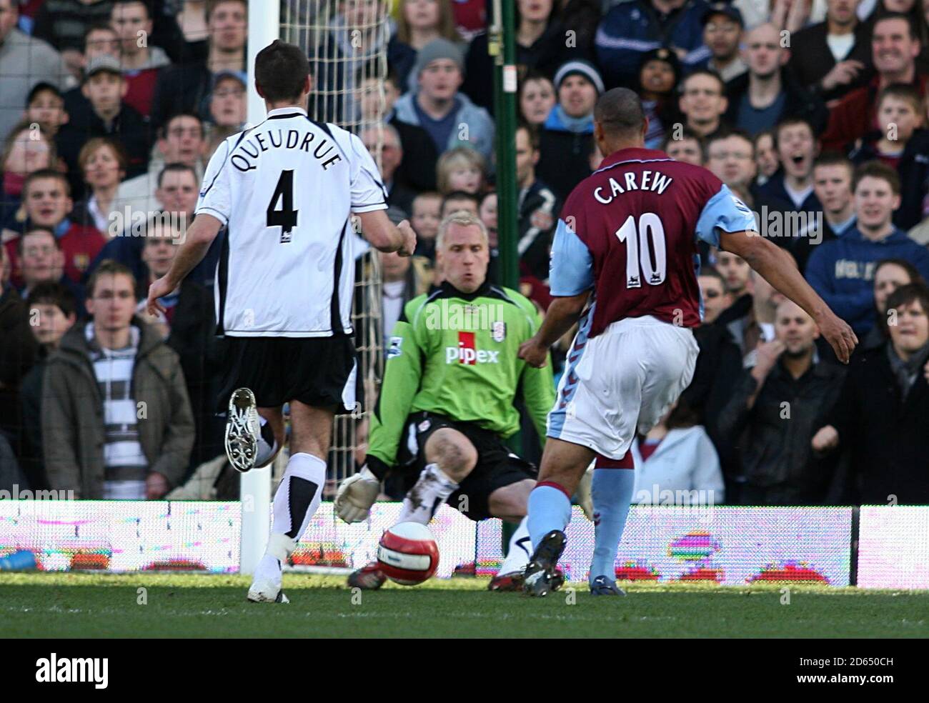 John Carew di Aston Villa apre il punteggio al Craven Cottage Foto Stock