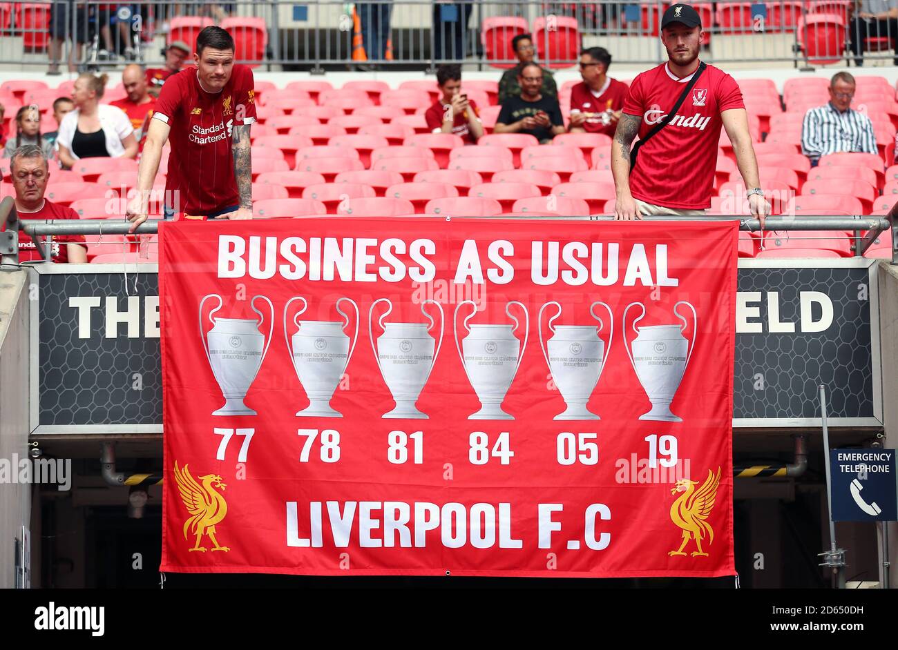Gli appassionati di Liverpool negli stand con un banner Reading Business come al solito Foto Stock