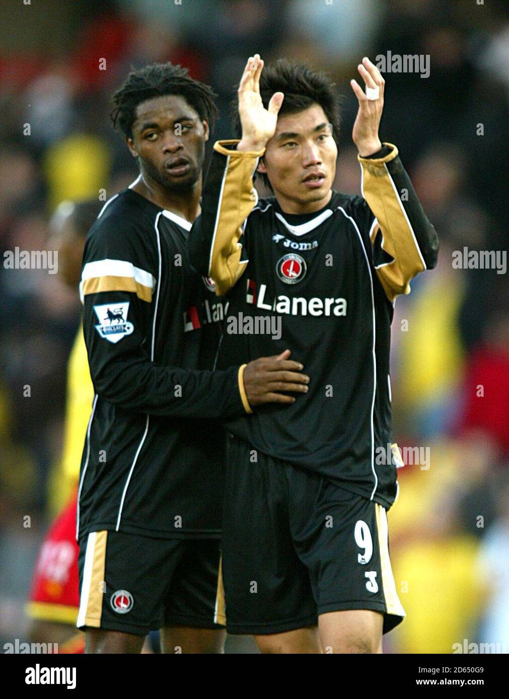 Zheng Zhi (r) di Charlton Athletic e Alexandre Song Billong applaudono il supporto mobile Foto Stock