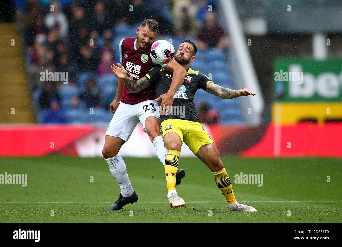 Burnley's Erik Pieters (a sinistra) e Danny Ings (a destra) di Southampton combattono per la palla Foto Stock