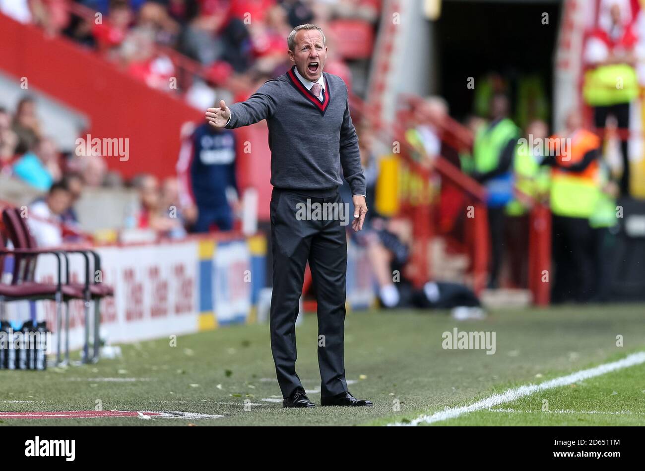 Lee Bowyer, responsabile atletico di Charlton, gesta sulla linea di contatto Foto Stock