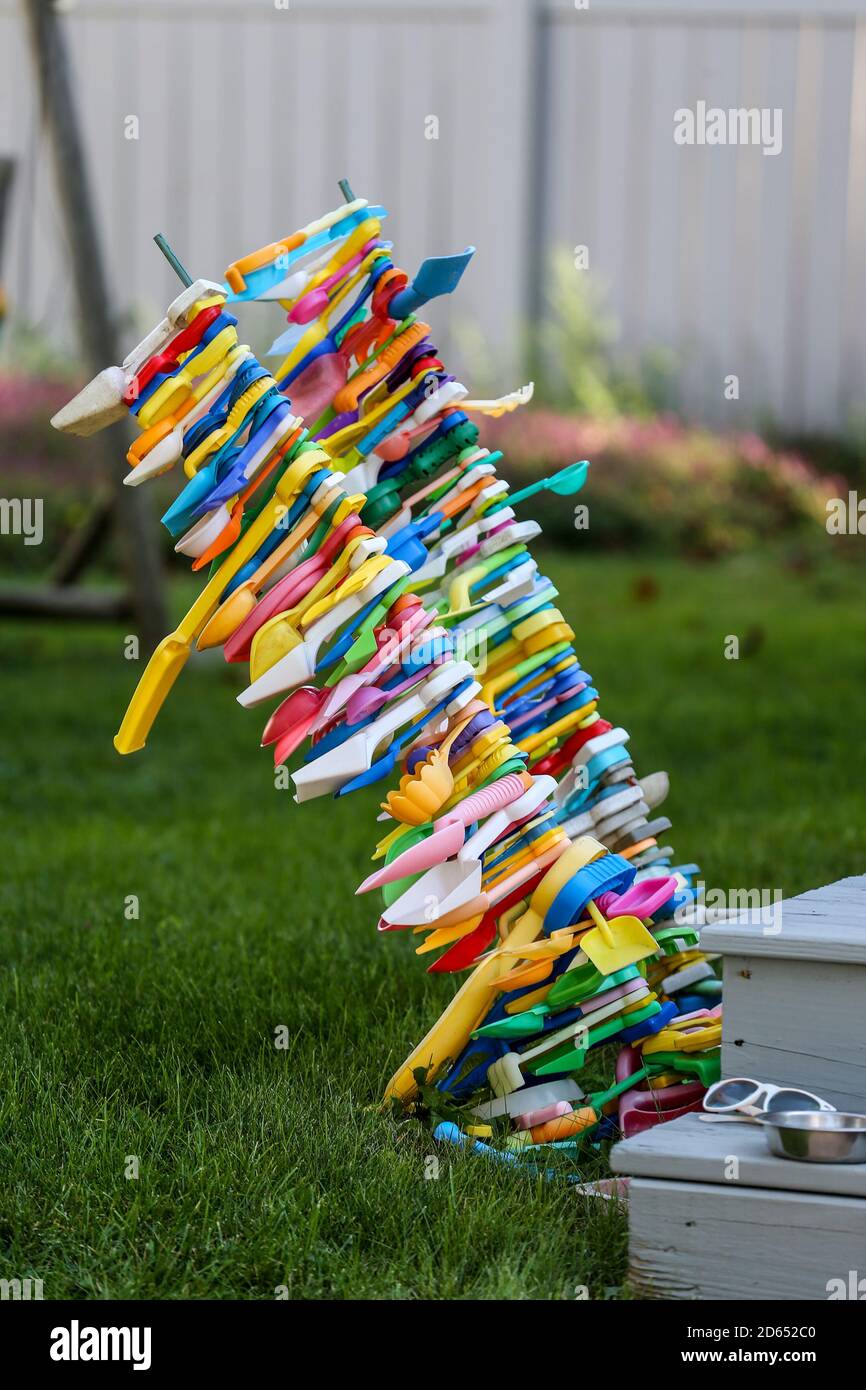 Collezione di pale giocattolo su un palo Foto Stock