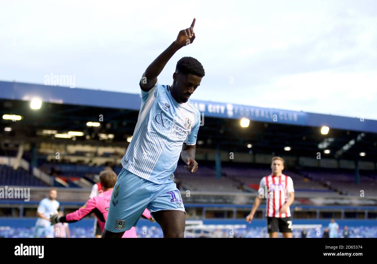 Jordy Hiwula di Coventry City celebra il suo terzo gol laterale del gioco Foto Stock