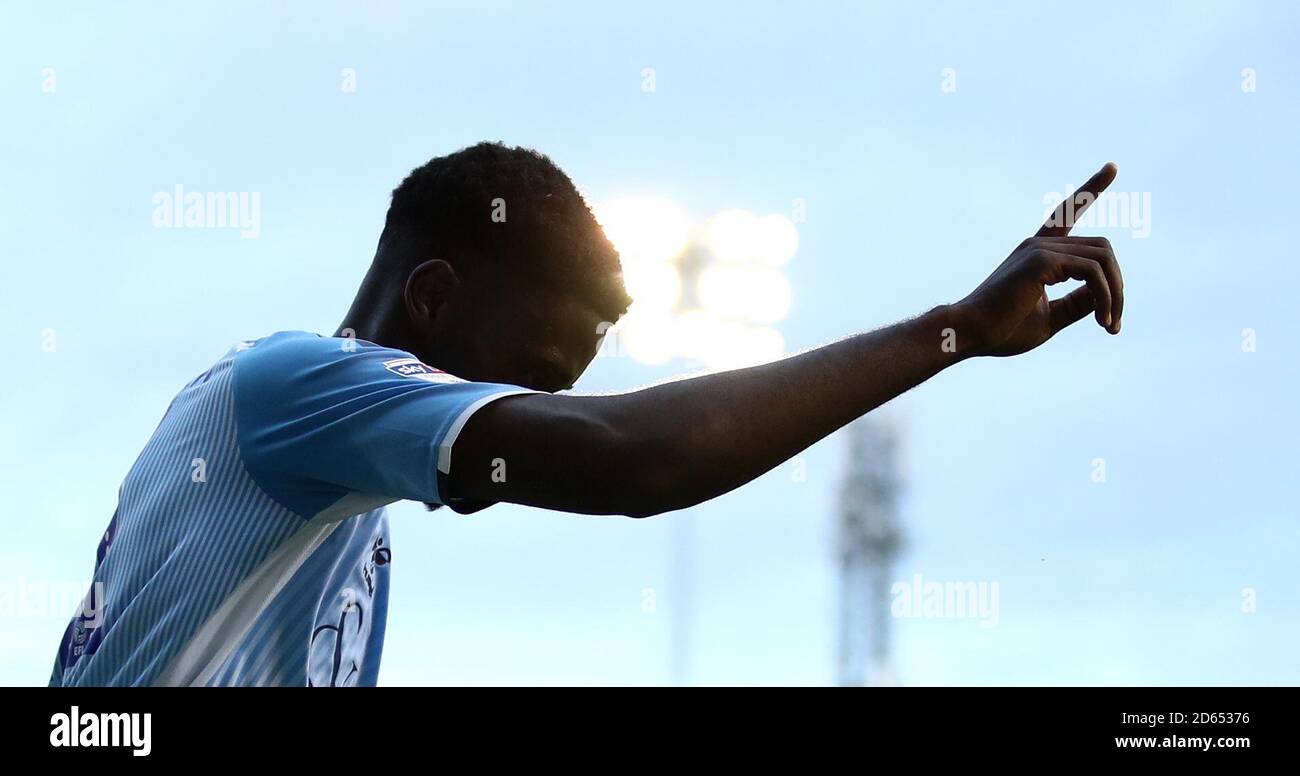 Jordy Hiwula di Coventry City celebra il suo terzo gol laterale del gioco Foto Stock