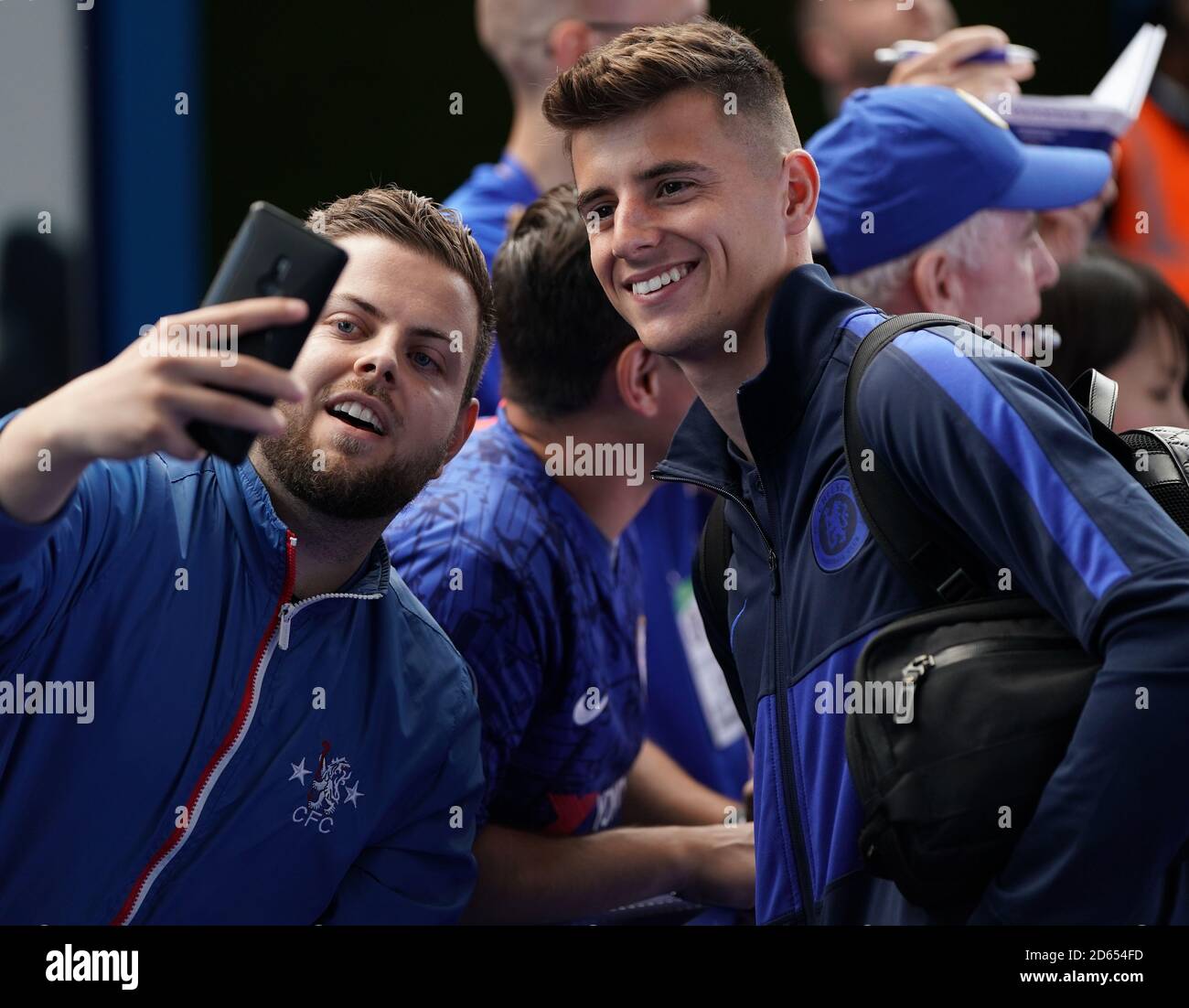 Il Mason Mount del Chelsea prende un selfie con un ventilatore prima della  partita Foto stock - Alamy
