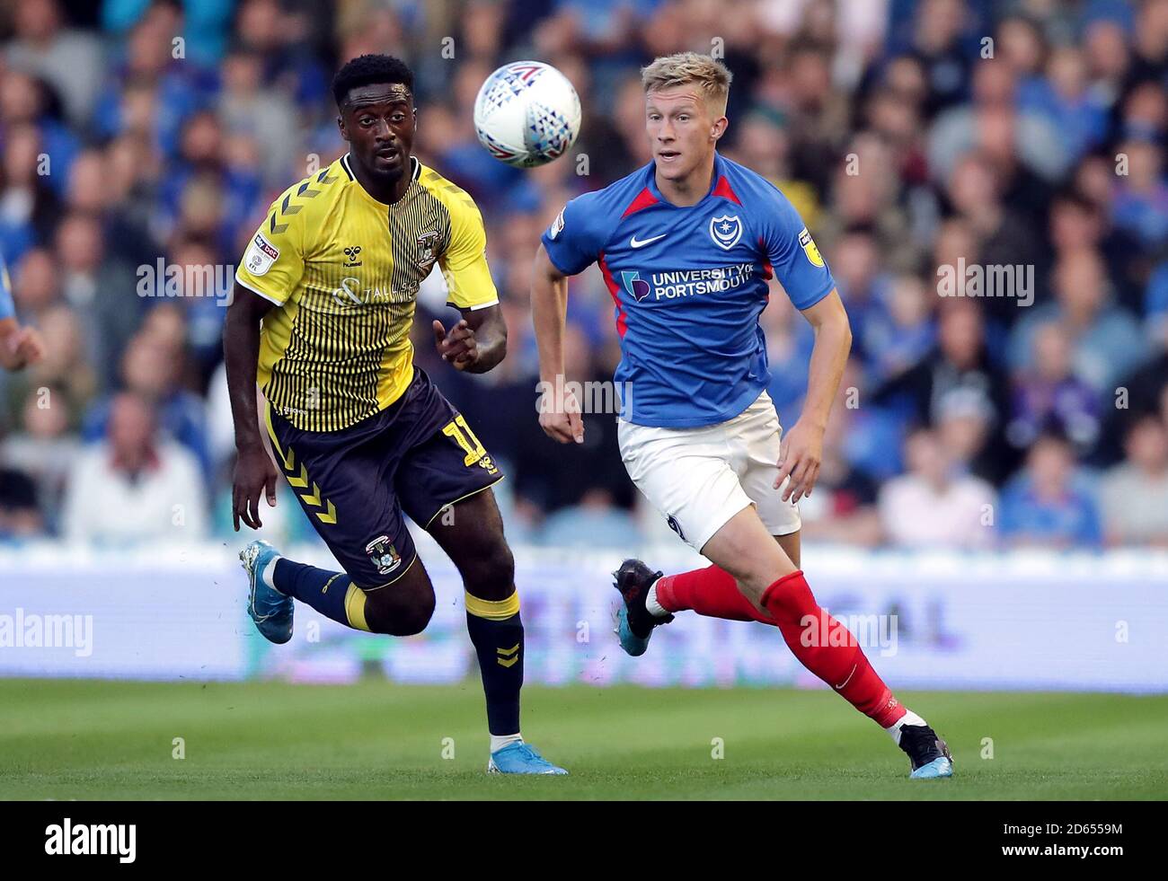 Jordy Hiwula (a sinistra) e Ross McCrorie di Portsmouth combattono per la palla Foto Stock