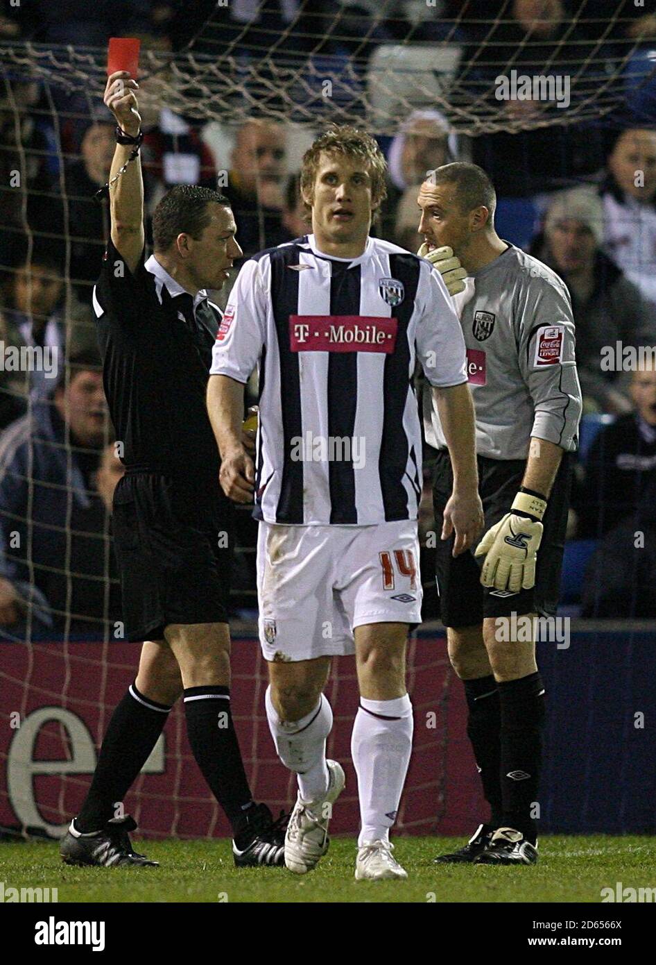 Martin Albrechtsen di West Bromwich Albion viene inviato dall'arbitro MR K, amico come dimostra il portiere Dean Kiely Foto Stock