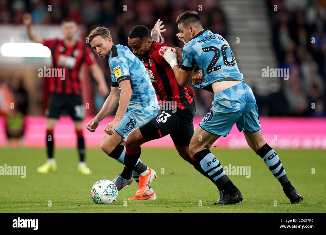 Callum Wilson di Bournemouth e Forest Green Rovers 'Liam Cucine (a destra) battaglia per la palla Foto Stock