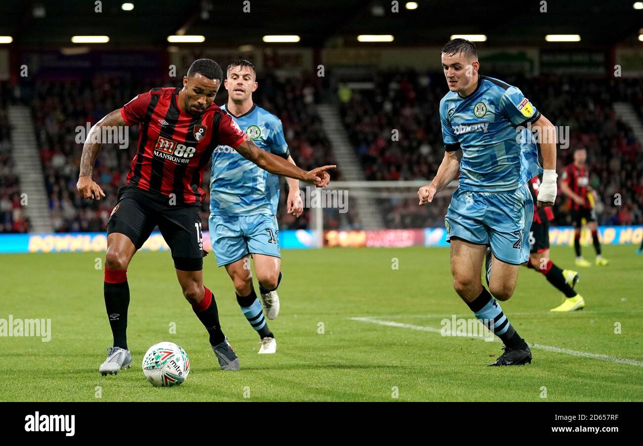 Bournemouth's Callum Wilson (a sinistra) e Forest Green Rovers 'Liam Cucine (a destra) battaglia per la palla Foto Stock