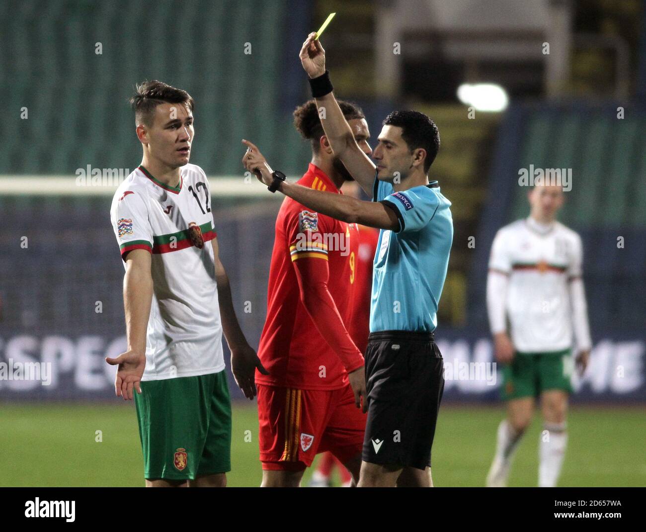 L'arbitro Aliyar Aghayev mostra il bulgaro Yanis Karabelyov (a sinistra) una carta gialla durante la UEFA Nations League Group 4, League B match al Natsionalen Stadion Vasil Levski, Sofia. Foto Stock