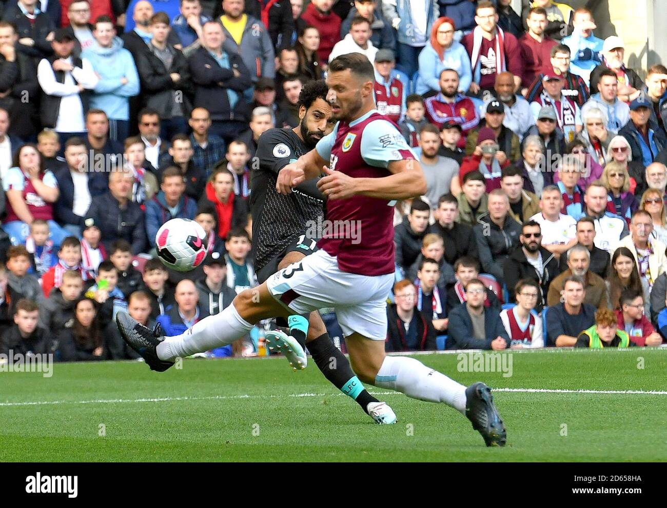 Mohamed Salah di Liverpool (a sinistra) e Erik Pieters di Burnley combattono per la palla Foto Stock