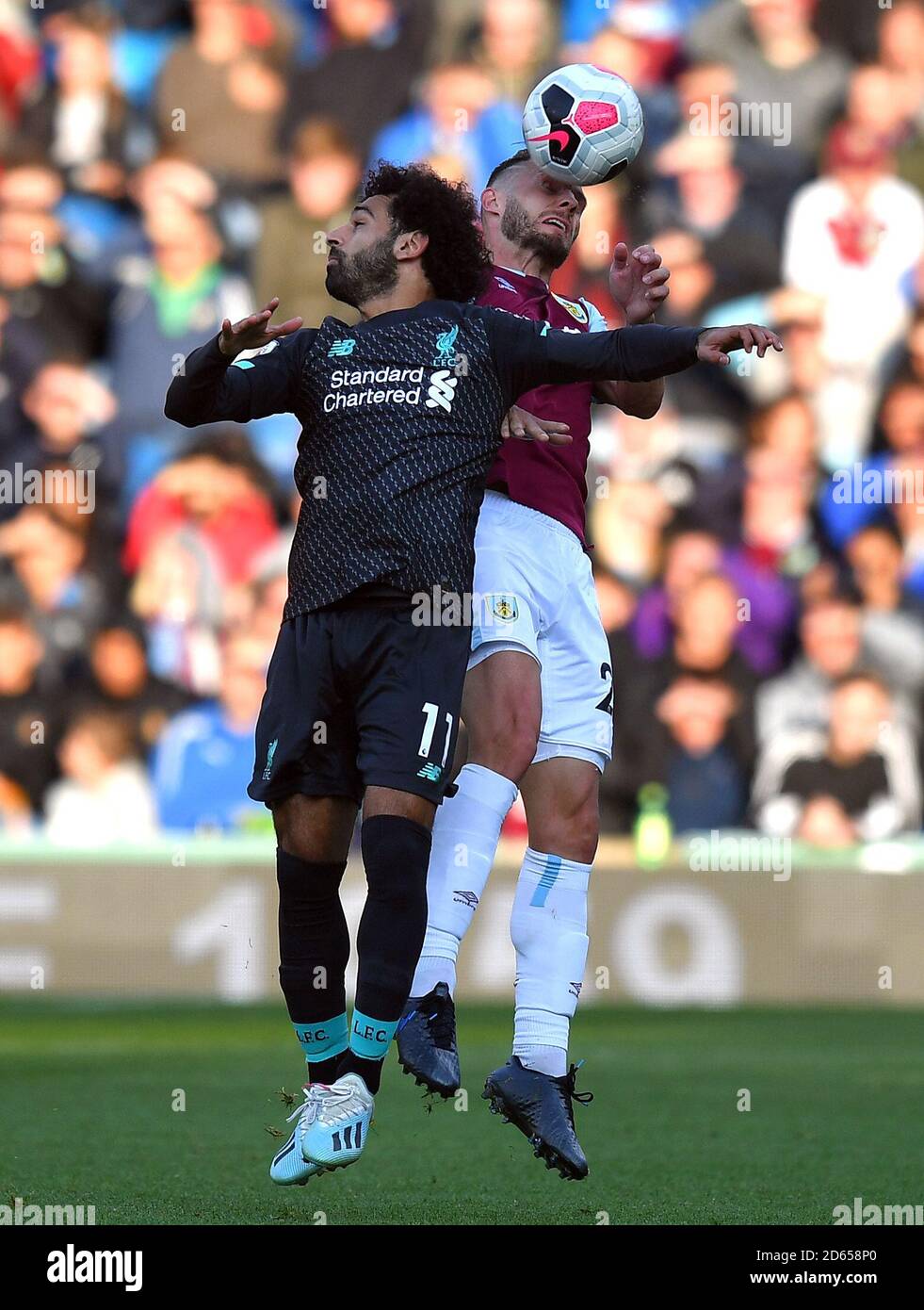 Mohamed Salah di Liverpool (a sinistra) e Erik Pieters di Burnley combattono per la palla Foto Stock